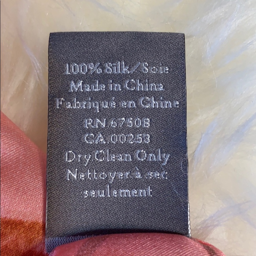 🧣💕Brand Silk 100% Scarf by Vince Camuto New🧣🛍 - Picture 5 of 5